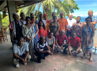 Première cohorte de participants de 8 aires protégées des Parcs Nationaux de Madagascar lors de l'atelier de formation-évaluation IMET sur l'île de Nosy Be, Madagascar
