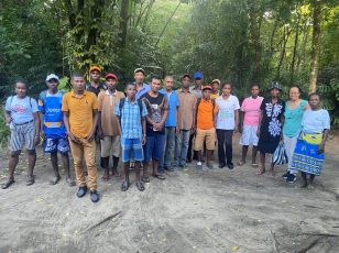 Communautés locales gérant l'aire conservée d'Ambodivoangy, dans le nord-est de Madagascar